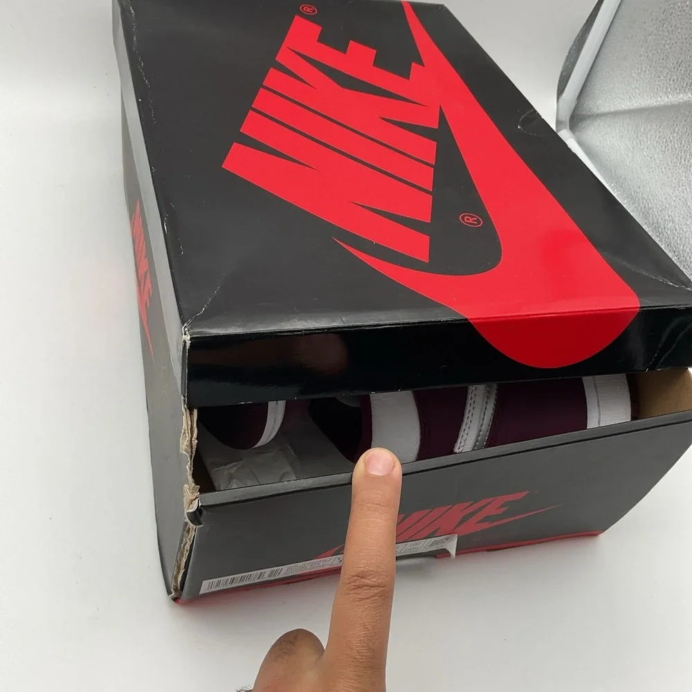 Size 10 -‎ Jordan 1 Retro High OG Bordeaux. (555088-611)